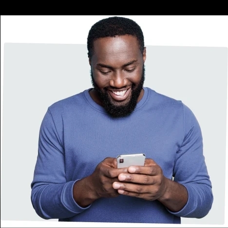 homem sorridente olhando para celular