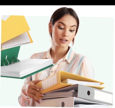 Mulher segurando documentos