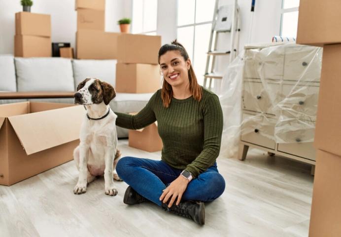 Mulher e cachorro de mudança