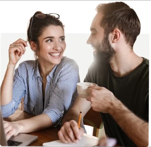 Casal feliz planejando o financiamento imobiliário