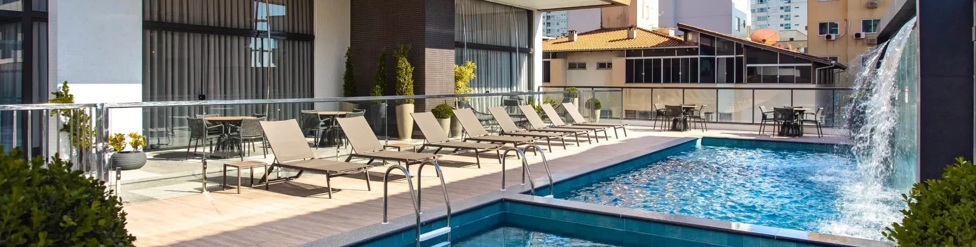 Piscina do Saint Laurent Residence, da construtora Albatroz
